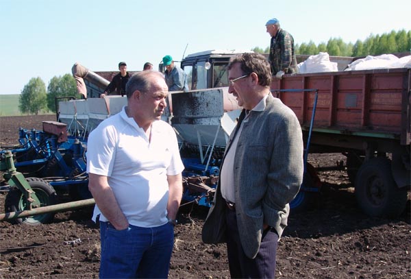 Анатолий Шипицин на полях ГУП СО "Областная МТС"